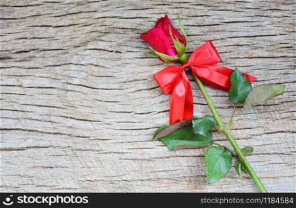 Natural fresh red roses flower with ribbon bow / top view rose on wood background flowers romantic love valentine day concept