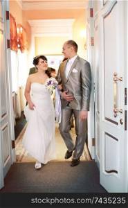 newlyweds are at the door