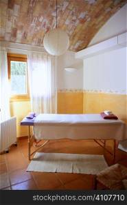 Nice massage room with barrel vault on clay bricks, Mediterranean interior house