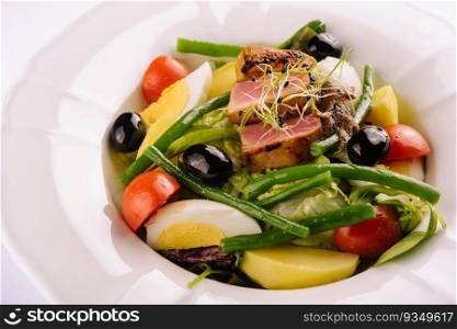 Nicoise salad with tuma and tomato