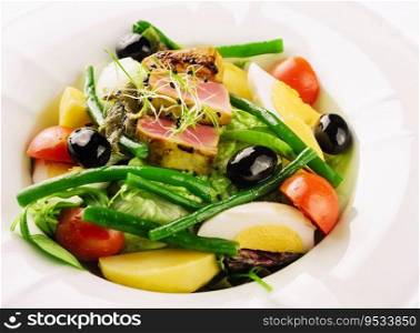 Nicoise salad with tuma and tomato