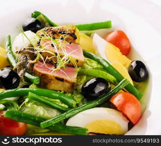 Nicoise salad with tuma and tomato