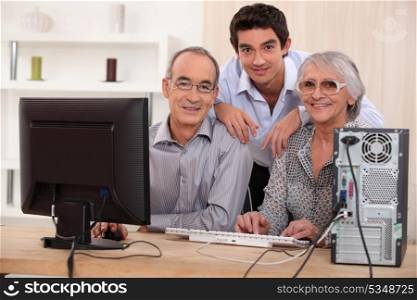 Nieto and grandparents with computer