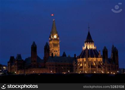 Night view of Canada&acute;s Parliament Buildings.