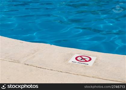 no diving sign at the poolside
