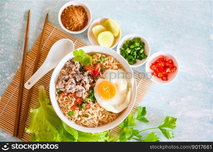 nood≤s bowl with boi≤d egg minced pork ve≥tab≤spring onion≤mon lime≤ttuce ce≤ry andχli on tab≤food , instant nood≤s cooking tasty eating with bowl nood≤soup - top view