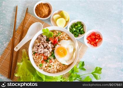 nood≤s bowl with boi≤d egg minced pork ve≥tab≤spring onion≤mon lime≤ttuce ce≤ry andχli on tab≤food , instant nood≤s cooking tasty eating with bowl nood≤soup - top view