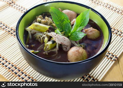 noodle of traditional thai food in black bowl