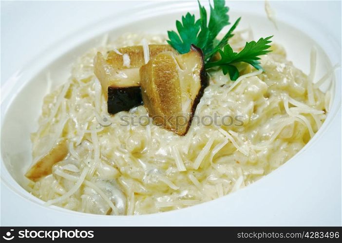 Noodles with cheese and mushrooms