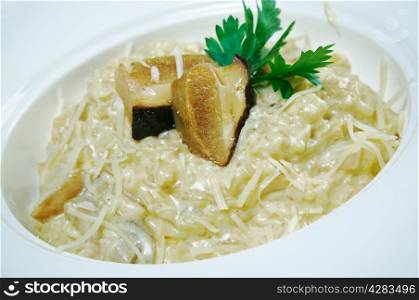 Noodles with cheese and mushrooms