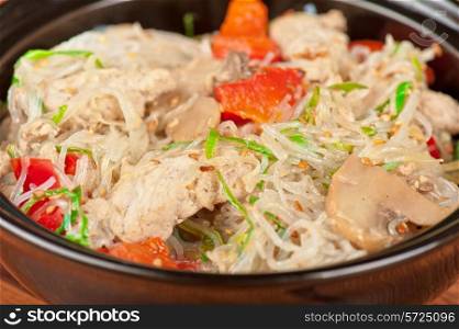 noodles with chicken and vegetables