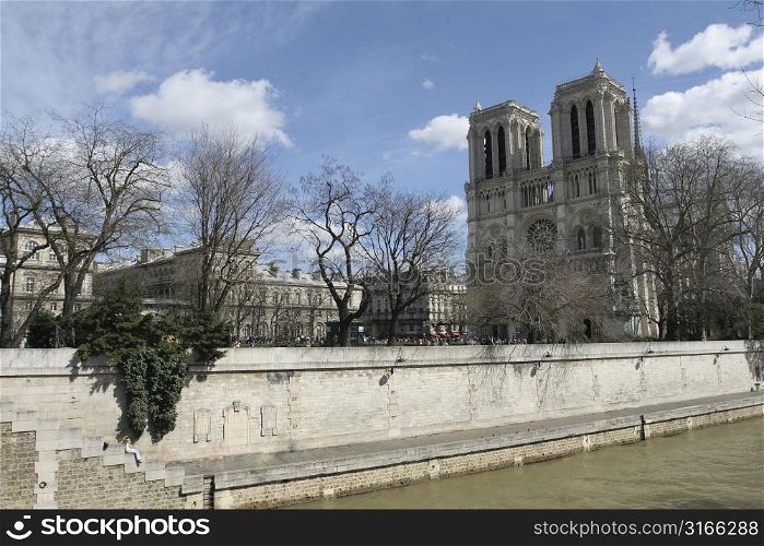 Notre dame in Paris from the other side of the seine river