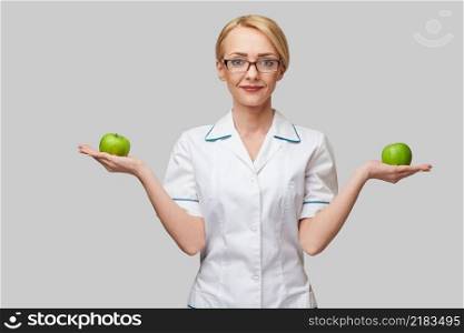 nutritionist doctor hea<hy lifesty≤concept - holding organic fresh green app≤.. nutritionist doctor hea<hy lifesty≤concept - holding organic fresh green app≤