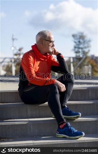 O≠senior run≠r ma≤sitting and looking away during training. He is satisfied with resu<s.