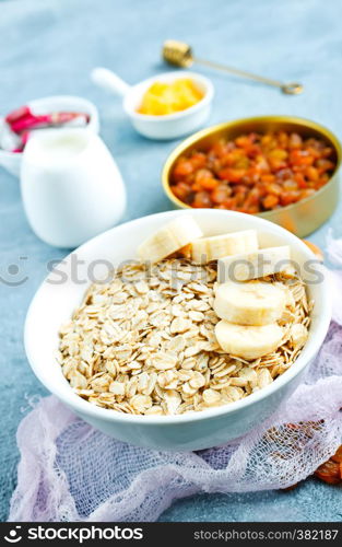 oat flakes with banana and honey in bowl