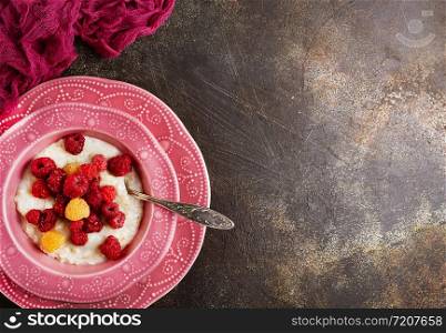 oat flakes with fresh raspberry in bowl