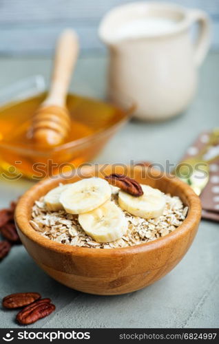 oat flakes with honey, nuts and banana