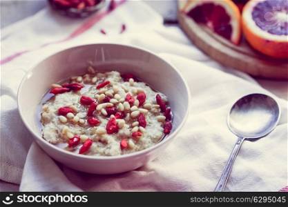 Oatmeal with berries and nuts