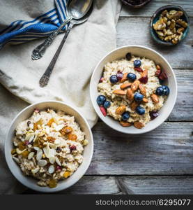 Oatmeal with berries and nuts