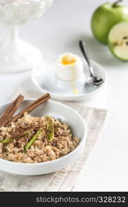 Oats with egg and green apple