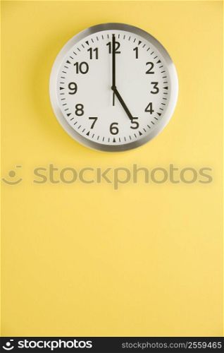 Office Clock Displaying 5 O&acute;clock