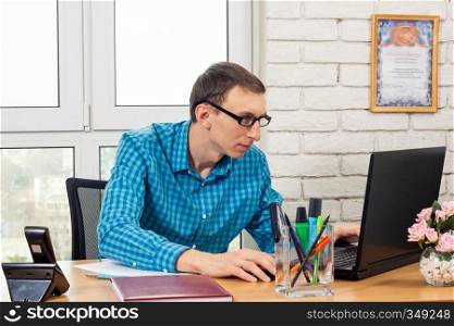 Office worker working in a laptop