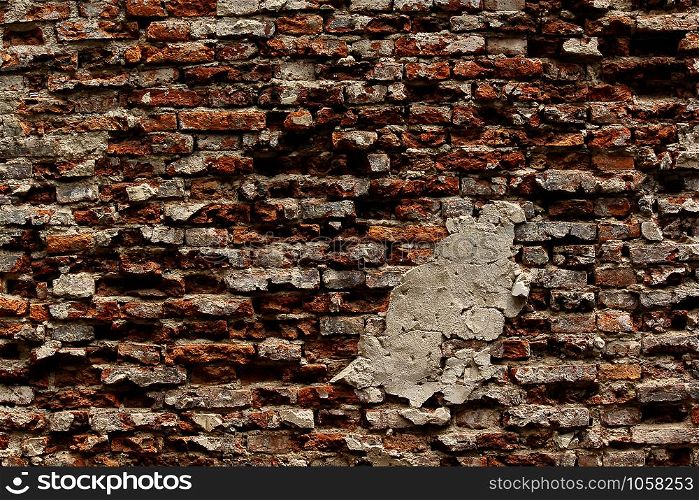 Old brick wall that disintegrates.