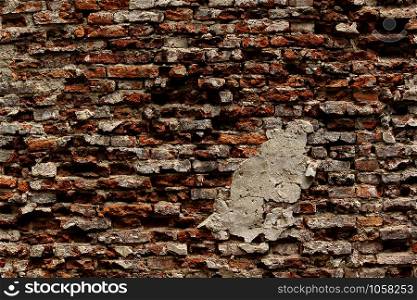 Old brick wall that disintegrates.