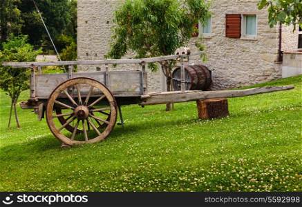 Old cart, Tuscan farmhouse in Italy