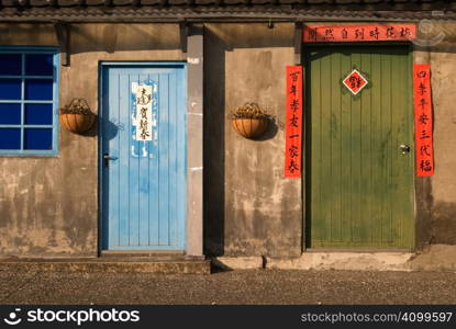 Old community and color fading Spring Festival couplets. It looked so lonely and desolate, even if the red greed door with red couplet.