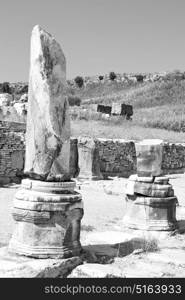 old construction in asia turkey the column and the roman temple