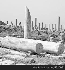 old construction in asia turkey the column and the roman temple