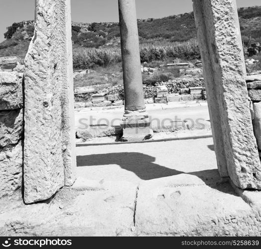 old construction in asia turkey the column and the roman temple