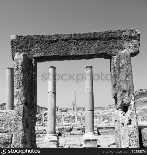 old construction in asia turkey the column and the roman temple