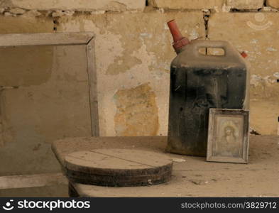 old jerrycan and painting on table full of brown dus