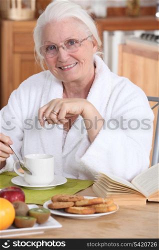 Old lady eating breakfast