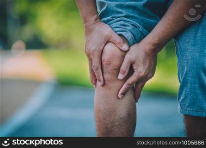 Old man are problem knee pain effect to everyday life