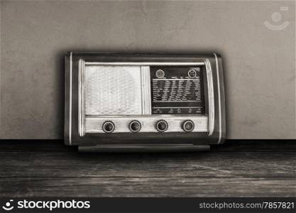 Old photo vitange fashioned radio on wooden table