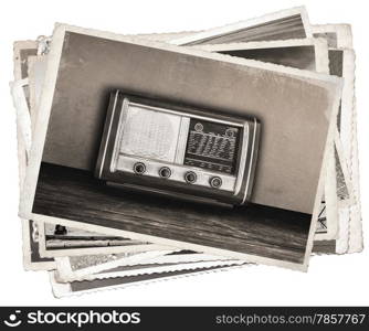 Old photos vitange fashioned radio on wooden table