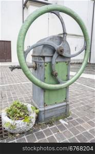 Old water pump, with operation at handwheel