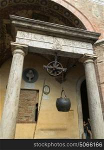 Old well in courtyard of the Palazzo Chigi-Saracini, Siena, Tuscany, Italy