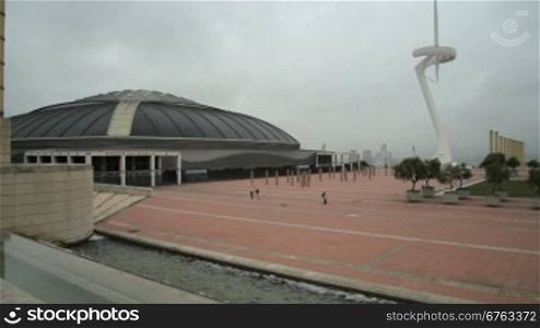Olympiastadion und Torre Telef=nica auf dem OlympiagelSnde in Barcelona.