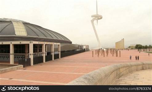 Olympiastadion und Torre Telef=nica auf dem OlympiagelSnde in Barcelona.