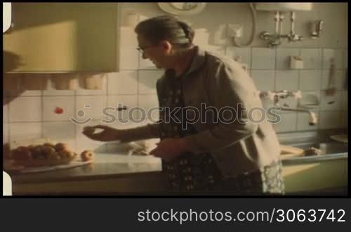 Oma in der Kuche mit Apfeln