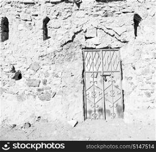 oman old wooden door and wall in the house