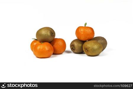 On a white background there are three kiwis and a mandarin on top, next to it there are three mandarins and kiwi on top