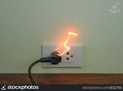 On fire electric wire plug Receptacle wall partition,Electric short circuit failure resulting in electricity wire burnt