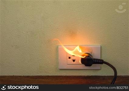 On fire electric wire plug Receptacle wall partition,Electric short circuit failure resulting in electricity wire burnt