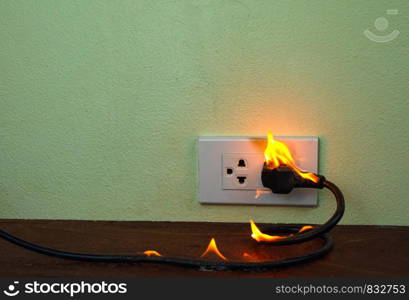 On fire electric wire plug Receptacle wall partition,Electric short circuit failure resulting in electricity wire burnt