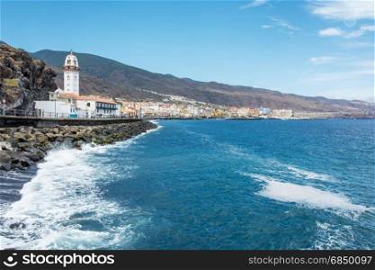 On the shore of the ocean Atlaniticheskogo on the island is the town of Candelaria tenerefe